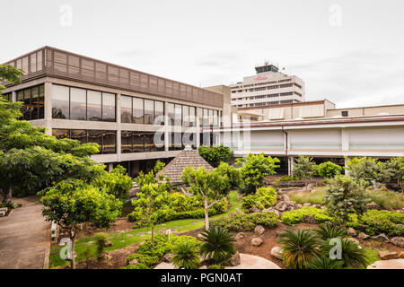 Honolulu, Hawaii/USA - 26. August 2018: Kulturelle Gärten bei Daniel K. Inouye internationalen Flughafen zeigen Einfluss der Hawaiianer, Chinesisch und Japanisch Stockfoto