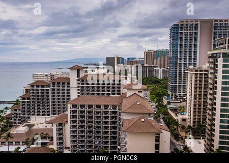 Honolulu, Hawaii/USA - 26. August 2018: Luftaufnahme von Wolken über Waikiki hohen Gebäuden als Folgen des Hurrikans Lane bleibt. Stockfoto