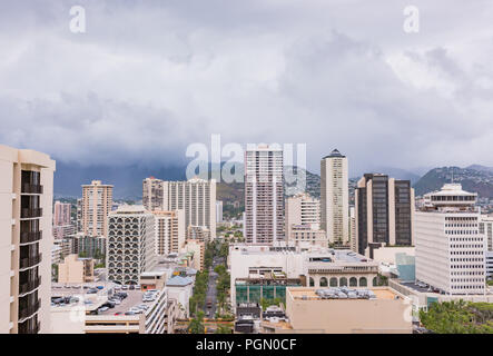 Honolulu, Hawaii/USA - 26. August 2018: Luftaufnahme von Wolken über Waikiki hohen Gebäuden als Folgen des Hurrikans Lane bleibt. Stockfoto