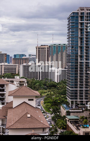 Honolulu, Hawaii/USA - 26. August 2018: Luftaufnahme von Wolken über Waikiki hohen Gebäuden als Folgen des Hurrikans Lane bleibt. Stockfoto