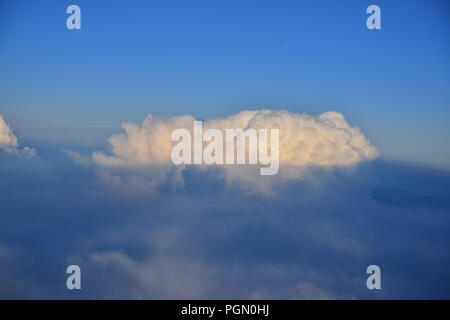 Cumulus cloud schwimmen in einem Meer von Blau Stockfoto