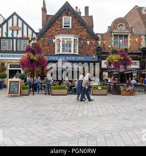 Menschen sitzen außerhalb des Ochsen Row Inn auf dem Marktplatz Salisbury GROSSBRITANNIEN Stockfoto