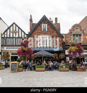 Die Leute an den Tischen außerhalb des Ochsen Row Inn Salisbury Marktplatz UK sitzen Stockfoto