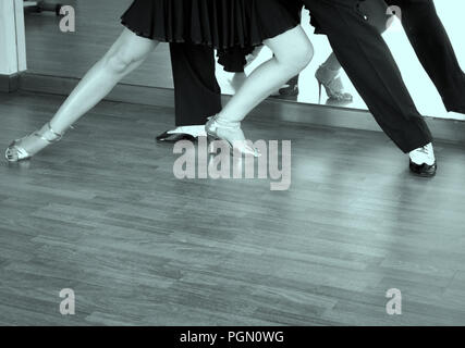 Paar Tänzer tanzen Lindy Hop in hellem Gold und schwarze und weiße Schuhe Stockfoto