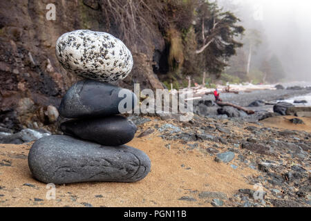 Rock Cairn am mystischen Beach - Juan De Fuca Marine Trail - Sooke, in der Nähe von Victoria, Vancouver Island, British Columbia, Kanada Stockfoto