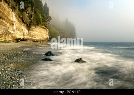 Felsige Küstenlinie von Mystic Beach - Juan De Fuca Marine Trail - Sooke, in der Nähe von Victoria, Vancouver Island, British Columbia, Kanada Stockfoto