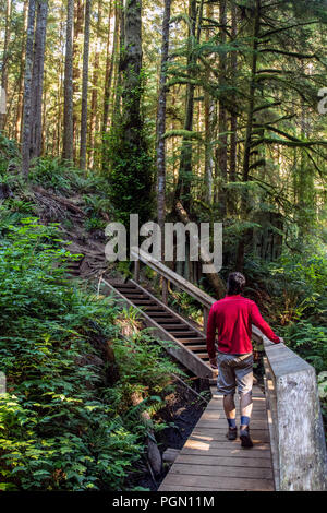 Wanderer auf mystische Beach Trail - Juan De Fuca Marine Trail - Sooke, in der Nähe von Victoria, Vancouver Island, British Columbia, Kanada Stockfoto