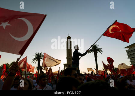 Izmir, Türkei - 15. Juni 2018: 15. Juni Tag der Demokratie in der Türkei Izmir. Menschen mit türkischen Fahnen auf Konak Platz in Izmir und vor der Seine Stockfoto