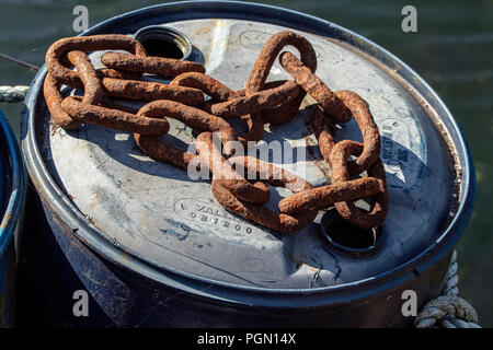 Rostige Kette links auf Gemeinschaftsebene Dock/Wharf in Port Renfrew, Vancouver Island, British Columbia, Kanada Stockfoto