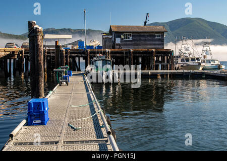 Fischerboote auf Gemeinschaftsebene Dock/Wharf in Port Renfrew, Vancouver Island, British Columbia, Kanada Stockfoto