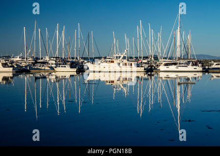 Segelboot Reflexionen an Port Sidney Marina - Sidney, Vancouver Island, British Columbia, Kanada Stockfoto