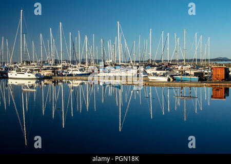 Segelboot Reflexionen an Port Sidney Marina - Sidney, Vancouver Island, British Columbia, Kanada Stockfoto