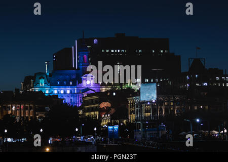 Sommer Nacht in der Altstadt von Montreal und beleuchteten Gebäuden Stockfoto