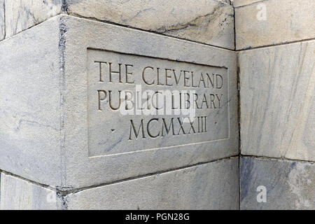 Die Cleveland Public Library Main Filiale in der Innenstadt von Cleveland, Ohio, USA Eckpfeiler Inschrift auf das Äußere des Gebäudes datiert sie auf 1923. Stockfoto