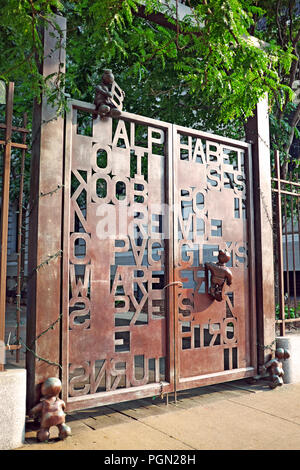 Die Cleveland Öffentliche Bibliothek northside bronze Garden Gate und Figuren, von Tom Otterness, offen für die outdoor Eastman Leseraum in Cleveland, Ohio. Stockfoto