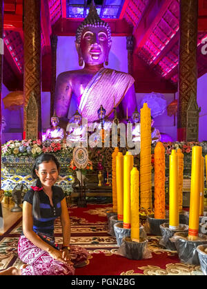 Asiatische Mädchen vor sehr großen farbigen Buddha im Wat phako Tempel in Chiang Mai, Thailand. Photo: Ja Stockfoto