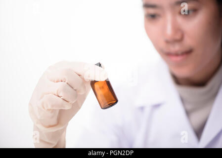 Closeup Portrait von Essen Forscher Prüfung Aktivität von Bio Pflanze Setzlinge in der Baumschule Labor, Botaniker Lab Wissenschaftler biologischen Test o Stockfoto