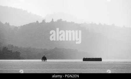 Alte Tempel in der See von Thailand, Schwarz und Weiß Stockfoto