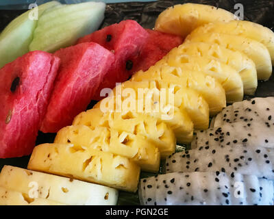 Traditionelle asiatische tropische Früchte Handarbeit carving Auswahl im Buffet. Essen, natürliche Ernährung, Gesundheit Konzept Stockfoto