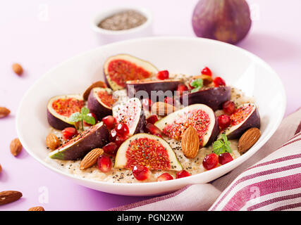 Lecker und gesund Haferflocken mit Feigen-, Mandel- und Chia Samen. Gesundes Frühstück. Fitness Nahrung. Die richtige Ernährung. Stockfoto