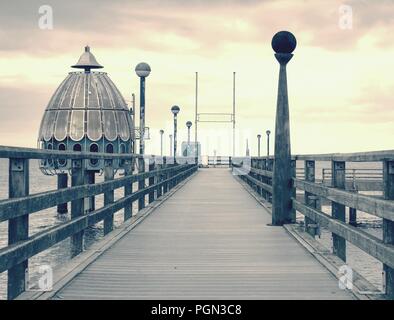 Zingst, Deutschland - 25. Januar 2018: Kunst und Attraktion auf der seebruecke - hölzerne Seebrücke in der Ostsee. Darss Halbinsel Fischland-Darß-Zingst Germ Stockfoto