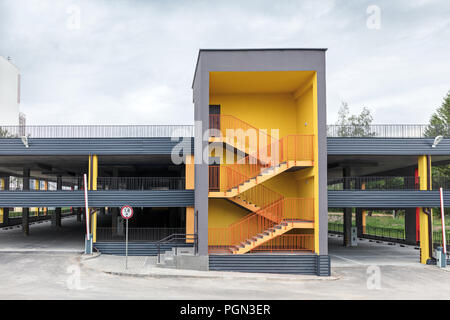 Moderne neu erbaute Leer multi-Parkhaus mit hell lackierten Stoßfänger Stockfoto