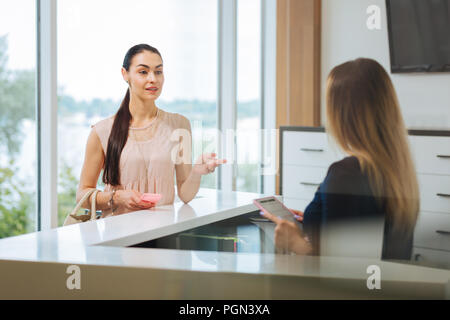 Schön, schöne junge Frau eine Frage stellt. Stockfoto