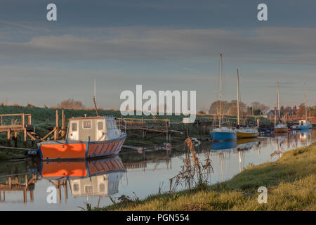 Boote, die an der Mündung in lincolnshire verankert sind Stockfoto