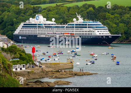 Fowey, Cornwall, UK 27/08/2018. Bei 180 m lange der Azamara Verfolgung hat ein Gast Kapazität 777 verteilt auf 9 Decks. Teil einer Flotte von 3 mit den spezifi Stockfoto