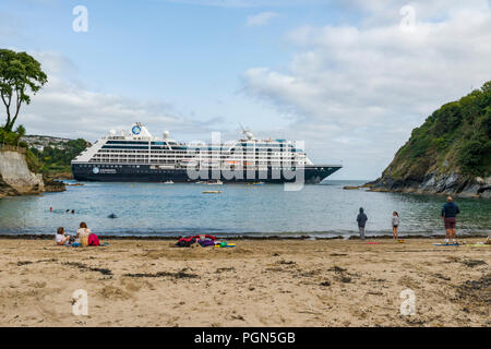 Fowey, Cornwall, UK 27/08/2018. Bei 180 m lange der Azamara Verfolgung hat ein Gast Kapazität 777 verteilt auf 9 Decks. Teil einer Flotte von 3 mit den spezifi Stockfoto