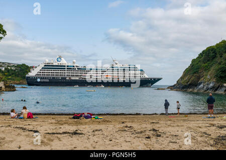 Fowey, Cornwall, UK 27/08/2018. Bei 180 m lange der Azamara Verfolgung hat ein Gast Kapazität 777 verteilt auf 9 Decks. Teil einer Flotte von 3 mit den spezifi Stockfoto