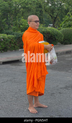 Buddhistischer Mönch, die Almosen Bangkok Thailand Stockfoto