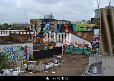 Ansicht von HACKNEY WICK STATION, East London, GROSSER Street-art & Graffiti Stockfoto