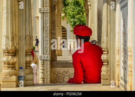 Jaipur, Indien - Nov 2, 2017. Wachen in Tracht am 18. century City Palace. Stockfoto