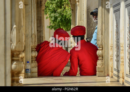 Jaipur, Indien - Nov 2, 2017. Wachen in Tracht am 18. century City Palace. Stockfoto