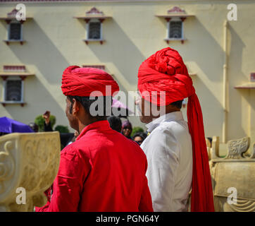 Jaipur, Indien - Nov 2, 2017. Wachen in Tracht am 18. century City Palace. Stockfoto