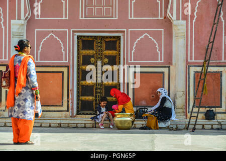 Jaipur, Indien - Nov 2, 2017. Lokale Frauen in traditioneller Kleidung (Sari) die bunten Tor der Pritam Niwas Chowk der Stadt Palast besuchen. Jaipur, Indien. Stockfoto