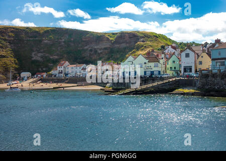 Staithes North Yorkshire Strand und Meer über die Bucht an einem sonnigen Sommertag Stockfoto