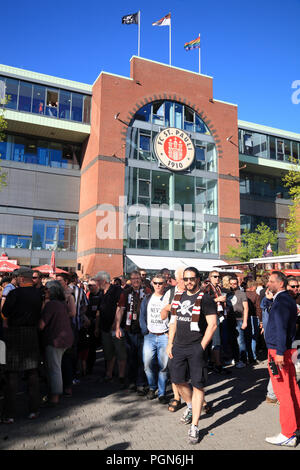 Fußball-Fans nach dem Spiel, FC St. Pauli, St. Pauli, Hamburg, Deutschland, Europa Stockfoto