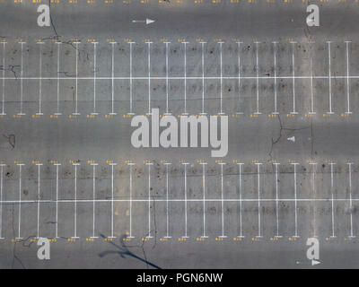 Leeren Parkplatz in der Nähe des Marktes mit weißer Markierung Linien auf dem Asphalt. Stockfoto