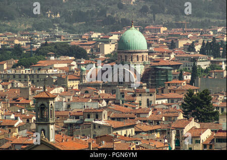 Draufsicht auf die Stadt Florenz. Der Großteil der Synagoge von Florenz hebt sich auf den mittelalterlichen Häusern ab. Florenz, Toskana, Italien, Europa Stockfoto