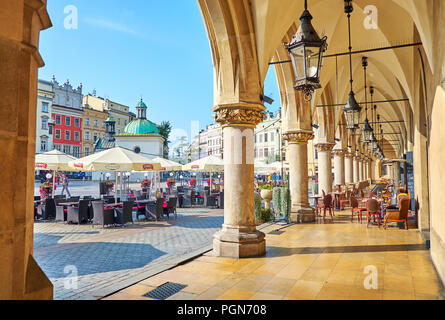 Krakau, Polen - 11. Juni 2018: Die Sommer Terrasse des Cafés in der Arcade der Tuchhallen in der Hauptplatz der Stadt, am 11. Juni in Krakau. Stockfoto