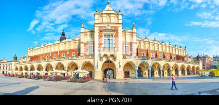 Krakau, Polen - 11. JUNI 2018: Panorama der Tuchhallen (Sukiennice) - am Hauptplatz (Plac Mariacki) und als kunsthandwerksmarkt Witz serviert Stockfoto