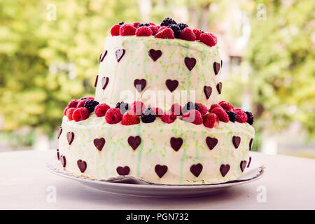 Süße Kuchen mit Schokolade Herzen und Beeren Stockfoto