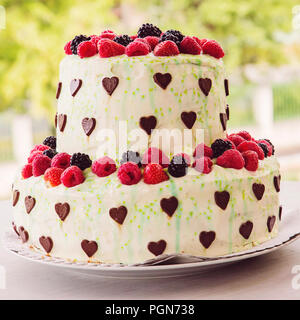 Süße Kuchen mit Schokolade Herzen und Beeren Stockfoto