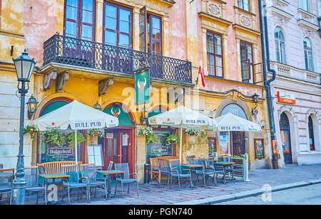 Krakau, Polen - 11. JUNI 2018: die Altstadt von Krakau hat zahlreiche Cafés, Pubs, Restaurants für jeden Geschmack und Geldbeutel, am 11. Juni in Krakau. Stockfoto