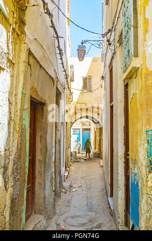 SFAX, Tunesien - 3. SEPTEMBER 2015: Wandern die alten engen Gassen der Medina, mit schäbigen Gebäude sof Lokale Workshops und Wohn häusern, an Sept. Stockfoto