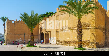 SFAX, Tunesien - 3. SEPTEMBER 2015: Panorama der Festung mit mächtigen Mauern, Festungen und dem Tor, dem führenden nach Medina, am 3. September in Sfax. Stockfoto