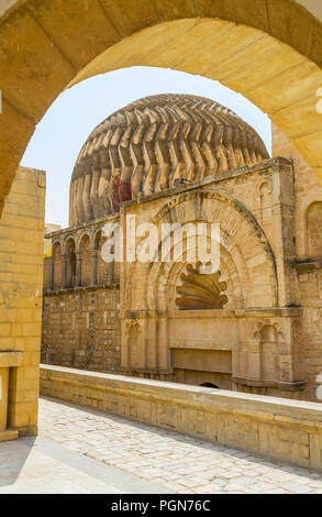 Die geschnitzten Zickzack Kuppel und Relief Gateway der mittelalterlichen Kalat El Koubba - die Karawanserei, funduq (Inn), im Labyrinth der Medina Straßen versteckt, Sousse, Tu Stockfoto