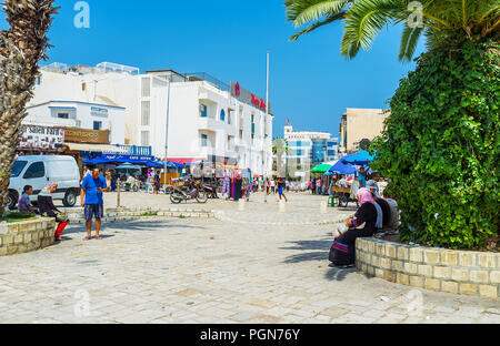 SOUSSE, TUNESIEN - 28. AUGUST 2015: Der Platz der Märtyrer ist der zentrale Platz von Medina mit zahlreichen Marktständen, Cafés, Ribat Festung und Grand Stockfoto